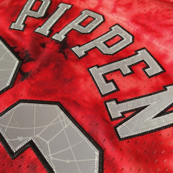 Medium Mitchell & Ness Scottie Pippen Chicago Bulls 97-98 Galaxy Swingman Jersey - Picture 8 of 9
